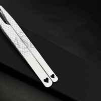 Pince à cils à poignée diamantée noir et blanc pince à cils à pointe pointue en acier inoxydable durable gravée en coeur