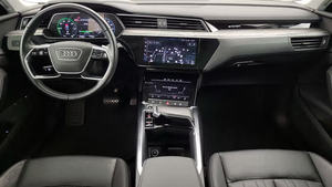 2022 E-tron SUV Premium Automatique/Intégral Intérieur Clair/Foncé Moteur Turbo Sièges en Cuir Régulateur de Vitesse Adaptatif (ACC) Jantes R17/R20 Très Bon État - Product Image 4