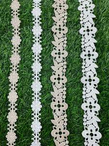 Hecho a medida en cordones bordados a máquina de color blanco en varios diseños para vestidos de novia y para fines de reventa. - Product Image 4