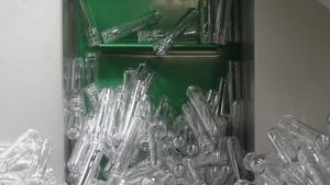 Copos de PET reciclados de alta calidad, chatarra de PET mixta a la venta, Material de reciclaje de plástico de 38mm de tamaño de cuello, Material PP - Product Image 4