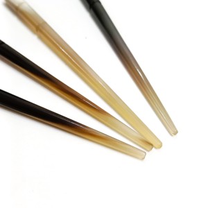 Applicateur artisanal de Kohl de corne de vache outil de maquillage des yeux traditionnel léger et écologique naturel pour une application précise - Product Image 1