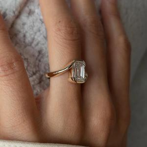 Bague de fiançailles en diamant de laboratoire taille émeraude certifié IGI 5,00 ct, design Signature Rapture Bypass, nouvelle bague en diamant de laboratoire 5,00 ct - Product Image 6