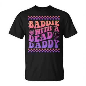 T-shirt promozionale Dead Dad Club Baddie con stampa 'Baddie with a Dead Daddy' - Product Image 2