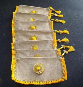 Pochettes en jute écologiques avec bordure jaune décorative Petits sacs-cadeaux Pochettes en toile de jute fabriquées à la main - Product Image 6