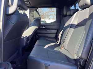 Camioneta Deportiva Usada 2024 en Excelentes Condiciones, Equipamiento Completo, Libre de Accidentes y Lista para Envío - Product Image 2