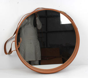 กระจกแขวนเหล็กพร้อมหนังสีน้ำตาลติดผนังสินค้าใหม่ล่าสุดผู้ผลิตอินเดียและส่งออก - Product Image 1