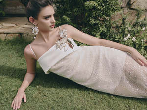 Robe en dentelle étoilée : Marque locale vietnamienne haut de gamme. Style de fête élégant avec une touche féministe - Product Image 3