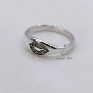 Anillo de Labios con Beso Susurrante, Hecho a Mano en Plata de Ley, Anillo de Promesa con Diseño de Beso Delicado, Idea de Regalo Romántico - Product Image 4