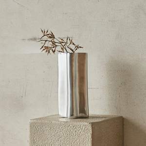 Vase à fleurs élégant en métal martelé fait à la main adapté à la décoration intérieure minimaliste avec des orchidées de tulipes roses naturelles - Product Image 1