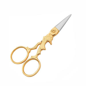 Ciseaux de broderie fantaisie à pointe fine plaqués or de meilleure qualité Mini ciseaux de couture en acier allemand de 4.5 pouces avec taille personnalisée - Product Image 1