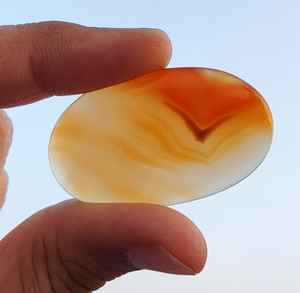 Lavira-Piedra preciosa de ónix rojo con cristal azul natural, diseño único de águila, forma ovalada, cabujón con parte posterior plana, calibrado Suelto - Product Image 1