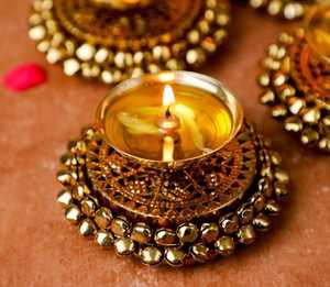 ตะเกียงโลหะที่ประดิษฐ์อย่างประณีต แสดงถึงประเพณีและความสง่างาม สำหรับตกแต่งเทศกาลดีวาลีและเป็นของขวัญงานแต่งงาน - Product Image 2