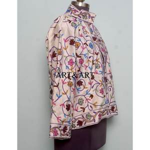 Veste longue personnalisée pour femmes en velours et coton écologique, à séchage rapide, matelassée, brodée à la main, motif floral indien Suzani, de haute qualité - Product Image 4