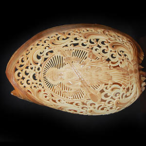 Arte de Tallado en Conchas Marinas, Joyería con Motivos Religiosos Tallados en Conchas, Tamaño 22x12 - Product Image 2