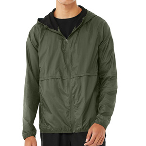 เสื้อแจ็คเก็ตโค้ชสีเขียวผ้าไนลอนคอลเล็คชั่นสำหรับผู้ชาย - Product Image 1