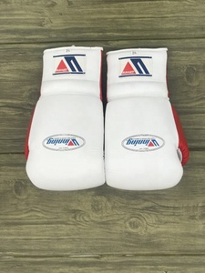 Ensemble de casque de boxe et de gants Lining, rouge et blanc, en PU, avec lacets, pour l'entraînement et le sparring des adultes - Product Image 2