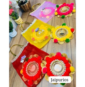 ชุดของขวัญเชิงเทียนพร้อมถาดลายปอมปอม ดีไซน์หรูหราแบบอินเดีย พร้อมถุงของขวัญ สำหรับเทศกาล ดีวาลี หรือขึ้นบ้านใหม่ เหมาะสำหรับใช้ในวันหยุด - Product Image 1