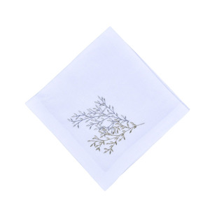 Set de napperons et serviettes de table en lin blanc brodé de feuilles d'or et d'argent personnalisées pour mariages maison et restaurants événements - Product Image 3
