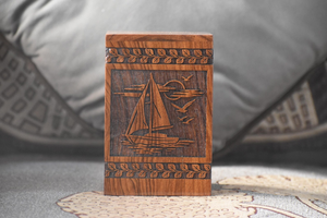 Urne de crémation en bois faite à la main gravée voilier et feuille conception urnes de crémation pour les cendres adultes avec option de conception personnalisée - Product Image 3