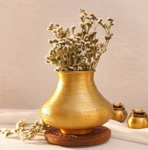 Jarrón de flores alto y delgado de aluminio verde azulado resaltado con detalles de lámina de oro desgastados para una declaración decorativa contemporánea - Product Image 3