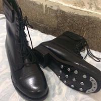 une paire de bottes en cuir noir, peut-être des bottes de pilote ou de pilote de ligne