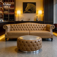 Sofá Chesterfield de Cuero Genuino Color Bronceado Vintage de Lujo, Respaldo Arqueado Tipo Camello, 3 Plazas, Tapizado con Tachuelas, Relleno de Esponja, para Uso en Hoteles