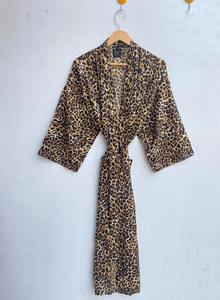 ชุดนอนผ้าไหมเทียมพิมพ์ลายสำหรับผู้หญิง ระบายอากาศได้ดี เหมาะสำหรับฤดูร้อน แบบสองชิ้น ความยาวระดับเข่า - Product Image 5