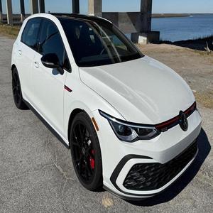 Auto Usado 2024, 3,800 Millas, Transmisión Automática de 6 Velocidades, Color Blanco Perla Ópalo, Bajo Kilometraje, Tapicería Interior Oscura, Neumáticos R18 - Product Image 1