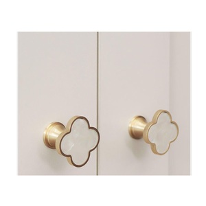 Perilla de latón de hierro fundido de marca personalizada de lujo para sala de estar, dormitorio, baño, comedor, uso decorativo - Product Image 2