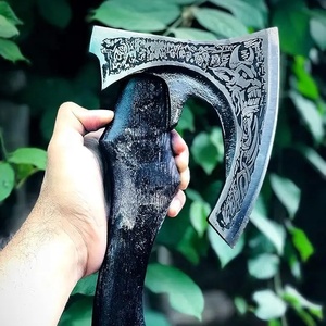 Couteau à pizza de style viking en acier au carbone forgé à la main par Steel Craft International avec manche en bois de frêne pour une meilleure prise en main. Coupe-pizza - Product Image 1