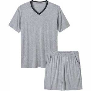 Conjunto de verano para hombre en gris claro, camiseta y pantalones cortos a juego en gris jaspeado, ropa de estar de algodón suave, conjunto de pijama de jersey melange de 2 piezas. - Product Image 1