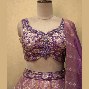 Royal Light Dark Wine Tone Banarasi Lehenga elaborado con intrincado tejido a mano con cuentas Zari y detalles de borlas a precios a granel - Product Image 2