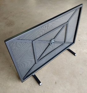 Protector de Chimenea Metálico Contemporáneo con Marco Cruzado, Malla Resistente, Protector de Chispas Independiente para Uso en Interiores - Product Image 3