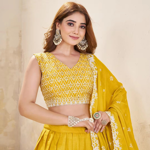 Chinon Soie Paillettes et Broderie Travail Moderne Semi-Cousu Lehenga Choli avec Décoration Florale pour la Saison des Mariages - Product Image 1