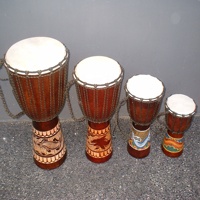 Les Djembe en bois sont produits à Bali par nos artisans, disponibles en différentes tailles, les logos ou les designs personnalisés sont acceptées