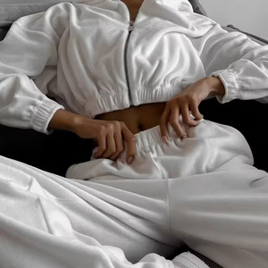 Ensemble de survêtement en velours de haute qualité personnalisé |   Nouvelle mode, pantalon large pour femmes, streetwear, ensemble décontracté pour le travail, vente en gros - Product Image 6