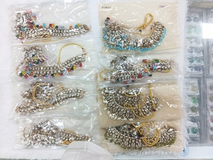 Elegante Juego de Pendientes de Perlas de Imitación Chapadas en Oro, Sofisticados para Novias, Bodas, Recepciones y Ceremonias Tradicionales - Product Image 3