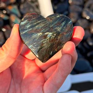 Cristal de Astrophyllite Natural, Forma de Corazón de Luna, Piedra de Palma Pulida, Astrophyllite de Fuego Raro, Tallado Curativo para Decoración del Hogar - Product Image 3