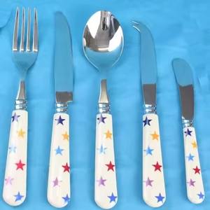 Ensemble de couverts en résine verte moderne pour une salle à manger élégante, vaisselle élégante et utilisation contemporaine en cuisine - Product Image 6