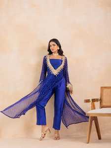 Colección de Trajes de Fiesta Kurta con Bordado de Espejo Azul, Kurta con Bordado de Espejo y Estampado Bandhej en Georgette con Choli y Pantalón - Product Image 2