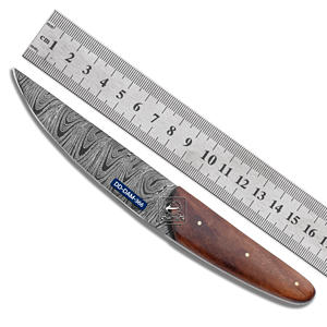 Cuchillo de Caza Personalizable Hecho a Mano DD-DAM-363 con Hoja de Acero de Damasco, Punta Clip, Mango de Madera de Palisandro Exótico de 4mm y Cuero Grabado - Product Image 4