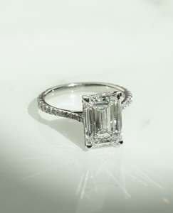 Anillo de compromiso de moissanita de corte esmeralda de 12x8mm | Solitario de oro blanco con banda pavimentada | Fabricante de joyería fina Para Boda nupcial - Product Image 1