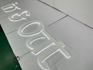 Lettres 3D rétroéclairées populaires et très vendues, laquées <span class=keywords><strong>blanc</strong></span> mat, avec éclairage <span class=keywords><strong>LED</strong></span> halo, logos de marque commerciaux haut de gamme, garantie 3 ans - Product Image 3