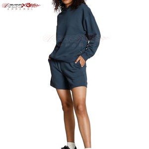 Ensemble sweat à capuche et short pour femme à la mode Ensemble deux pièces avec coupe ample et fentes latérales Ensemble sweat à capuche et short pour femme - Product Image 1