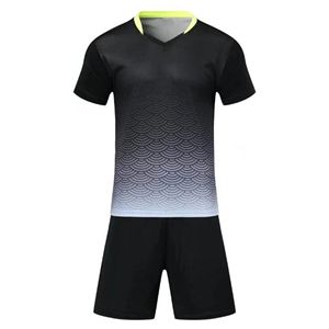 ชุดฟุตบอลแบบกลับด้านได้ ระบายอากาศดี ผ้าเนื้อนุ่ม สกรีนลายแบบซับลิเมชั่น รับผลิตตามแบบ OEM สำหรับทีมผู้ใหญ่ ตัวเลือกที่สมบูรณ์แบบ ป้องกันรังสียูวี - Product Image 1