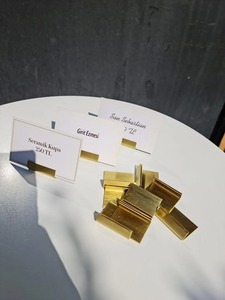 Soporte moderno para letrero de Metal cepillado, soporte de exhibición inclinado para tarjetas de precio, etiquetas, placas de identificación, menús o tarjetas de información hechas a mano - Product Image 3