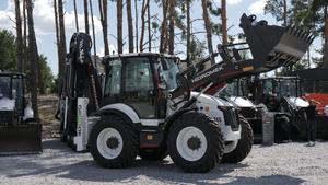 รถตักล้อยางไฮโดรมีค 102S ขับเคลื่อน 4 ล้อ เครื่องยนต์ดีเซล พร้อมบุ้งกี๋ขนาด 1.4 เมตร กำลัง 75 กิโลวัตต์ แรงบิดสูง สีดำ - Product Image 5