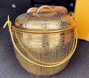 Casserole dorée de style royal artistique avec un design fini brillant, parfaite pour le service et le stockage de cuisine de luxe - Product Image 1