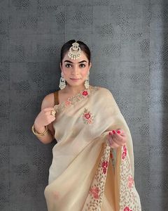 Saree georgette jaune clair de créateur lourd moderne vêtements de fête mariages fêtes tenue de broderie à la mode vente chaude pas cher - Product Image 3