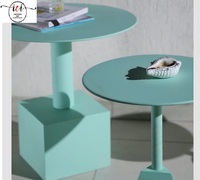 Meubles en métal au design moderne Table d'appoint et table basse pour la maison et le salon Table en métal pour les espaces de vente en gros